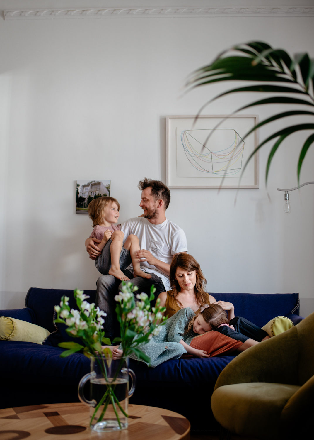 Family time enjoying a slow morning together, newborn baby photography in Bristol by Agi Lebiedz